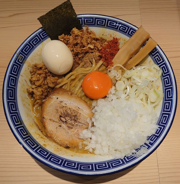 「カレーまぜそば+味玉+タマネギ(1170円)」@狼煙 浦和店の写真