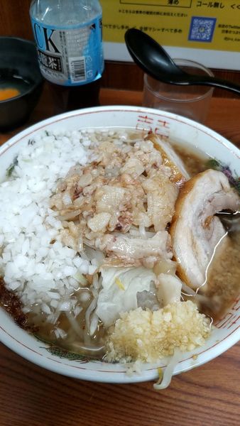 「ラーメン少な目➕生たまご➕玉ねぎ」@ラーメン二郎 亀戸店の写真
