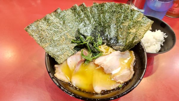 「チャーシューメン+のり、ライス」@家系総本山 ラーメン吉村家の写真