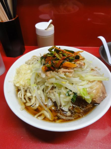 「小750円硬ニンニク脂キムチ生卵」@ラーメン二郎 越谷店の写真