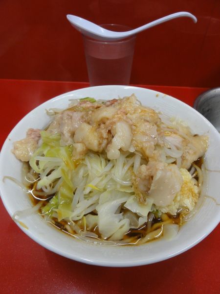 「小750円ニンニク脂生卵」@ラーメン二郎 越谷店の写真