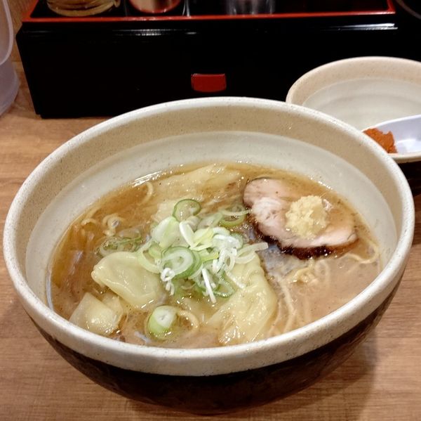 「味噌＋ワンタン＋辛味噌(別皿)」@らーめん 福籠の写真