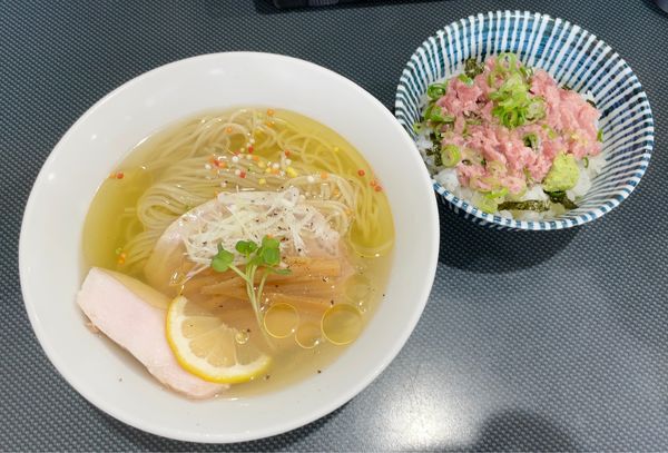 「鶏と鯖が香る冷やし塩ラーメン & ねぎトロ丼」@麺屋 志玲 本店の写真