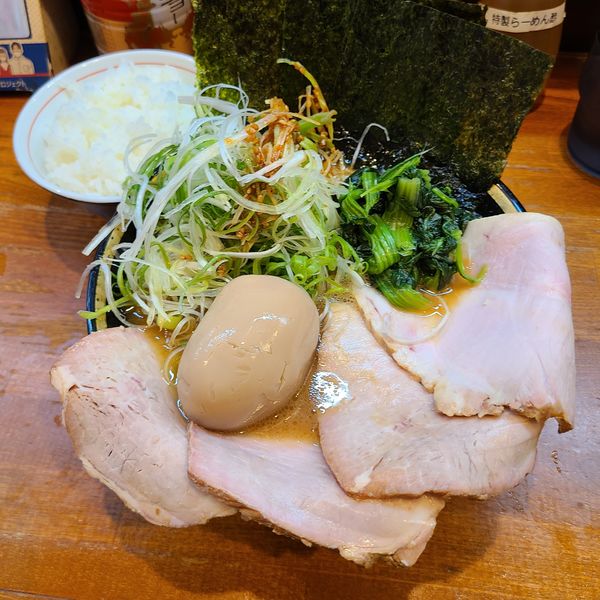 「チャーシューメン+白髪ねぎ+味玉+ライス」@末廣家の写真