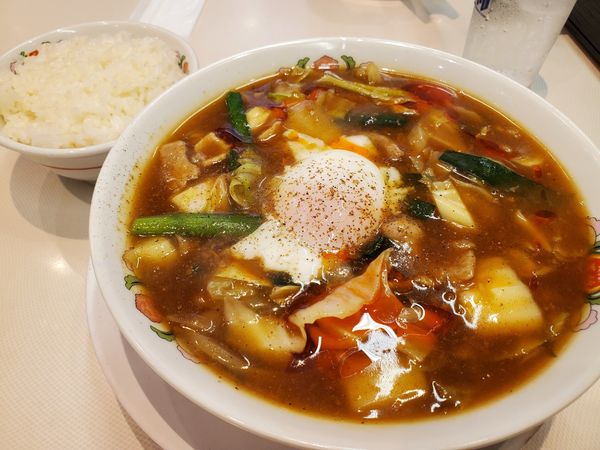 「温玉中華カレーラーメン＋小ライス」@餃子の王将 石川町店の写真