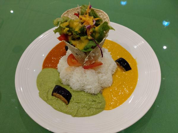 「（期間＆ランチタイム限定）コールドカレー３種盛り　１６５０円」@インド宮廷料理 Mashalの写真