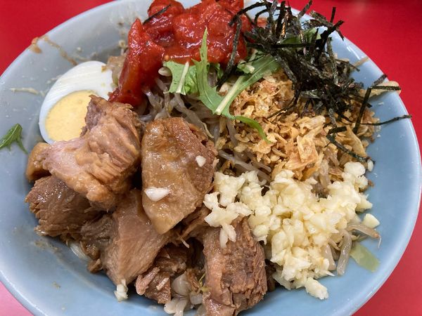 「冷やし中華麺少なめ生卵（ニンニク、きざみのり、赤）1000円」@ラーメン富士丸 東浦和店の写真