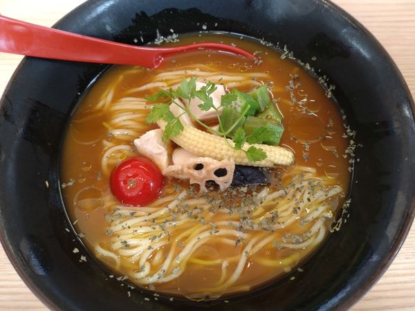 「（期間限定）冷たいスパイスカレーらー麺　９５０円」@焼きあご塩らー麺 たかはし 北千住店の写真