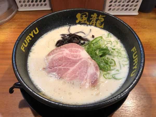 「豚骨ラーメン」@とんこつラーメン博多風龍 新宿東口店の写真