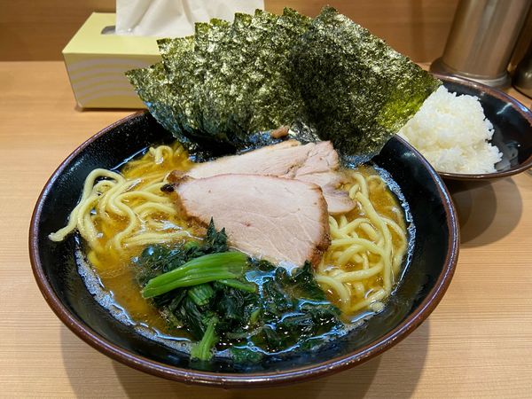 「ラーメン 中盛り ＋ノリ ＋ライス！！」@輝道家直系 皇綱家の写真