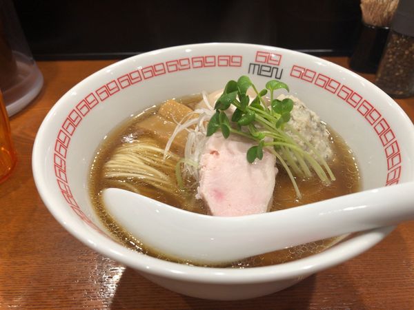 「鶏 醤油らぁ麺」@noodle kitchen 六九麺の写真