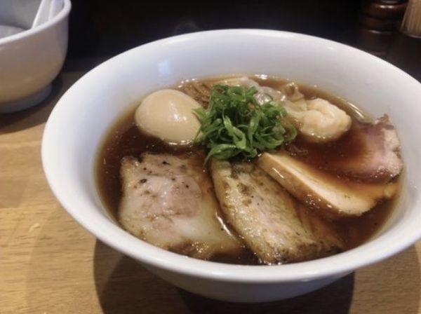 「特製醤油らーめん」@らぁ麺や 嶋の写真