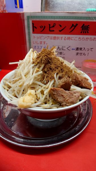 「大ラーメン750円麺増し700gニンニク少し辛め魚粉」@麺でる 戸越店の写真