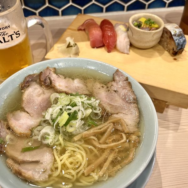 「赤酢握り５貫セット（真鯛と煮干中華そば）＋生ビール」@鮨とラーメン うおがしや 鶴屋町店の写真