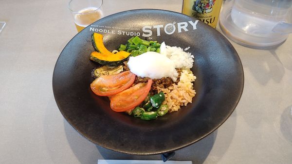 「夏野菜のキーマカレーまぜそば¥800+半ライス¥100+🍺」@NOODLE STUDIO STORYの写真
