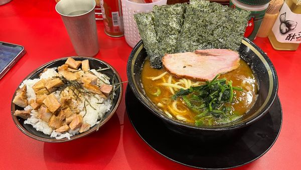 「ラーメン　チャーシューまぶし」@IEKEI_TOKYO 王道家直系の写真