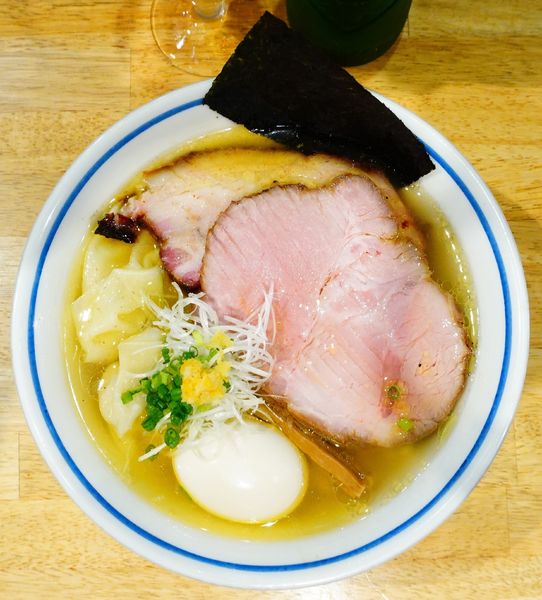 「煮玉子ワンタン（ハーフ）中華そば（塩）＋ビール（小瓶）」@手打式超多加水麺 ののくらの写真