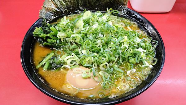 「ラーメン(中･味濃いめ･麺硬め･油多め)+味玉･海苔･ネギ」@ラーメン杉田家の写真