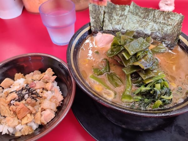 「ラーメン＋茎わかめ　半チャーシューまぶし」@家系ラーメン 王道 いしいの写真