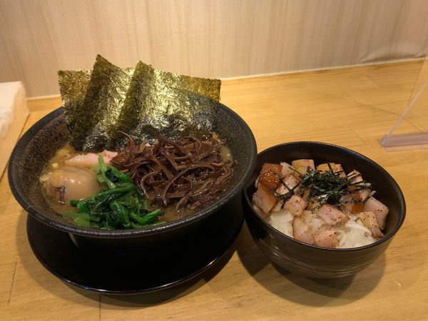 「豚骨醤油ラーメン＋半チャーシュー丼＋燻製味玉＋キクラゲ」@麺家 燻の写真