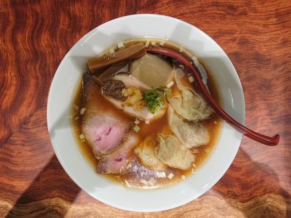 「特製醤油そば＋肉ワンタン」@三馬路 東京店の写真