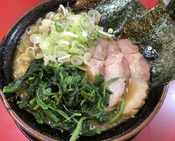 「中盛チャーシュー麺　＋　ほうれん草　＋　ネギ」@家系ラーメン とらきち家の写真