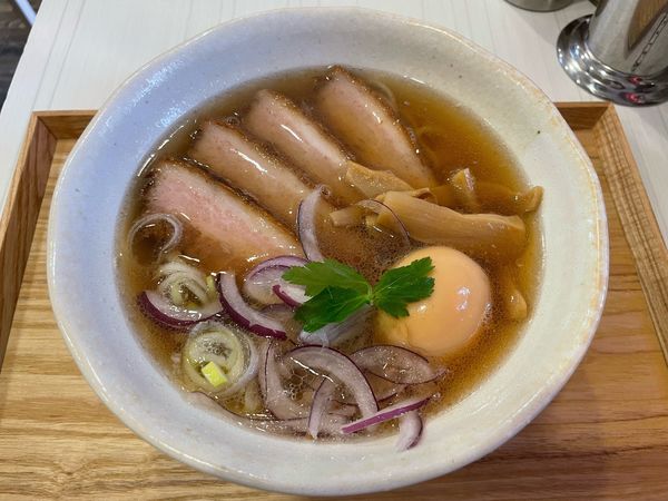 「噂の醤油ラーメン+チャーシュー2枚　半熟味玉」@麺屋やまの写真