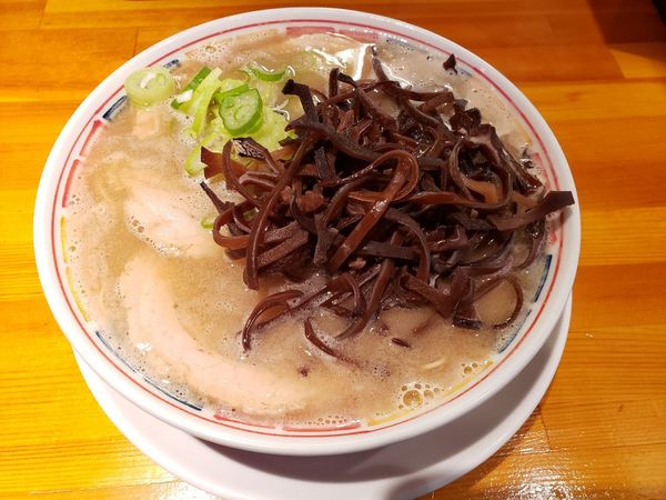 「博多とんこつ チャーシュー 味玉 キクラゲ 替え玉」@とんこつ らい斗の写真