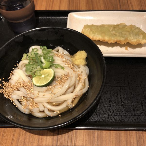 「すだちぶっかけ（並・冷）＋美～ナス天」@本場さぬきうどん 親父の製麺所 上野店の写真