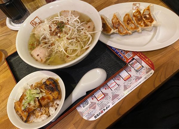 「青唐ねぎ塩ラーメン🍜🥢&餃子🥟ミニ炙り焼豚ご飯🍚」@喜多方ラーメン坂内 新宿パークタワー店の写真