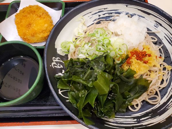 「朝そば・鬼おろし・冷・わかめ変更＋コロッケ」@ゆで太郎 関内本町通り店の写真