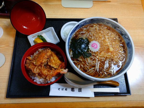 「天丼たぬきセット（1,050円）」@そば処 亀屋の写真