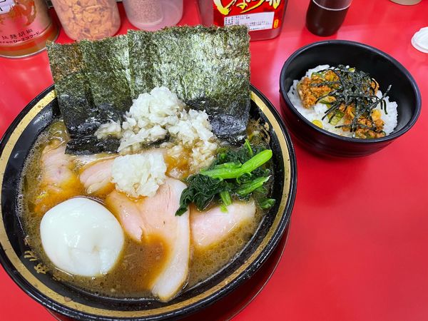 「チャーシューメン、タマネギ、ごはん、割れタマ」@はじめ家の写真