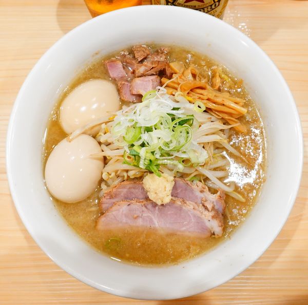 「味噌らーめん＋もやし＋煮玉子×2＋ビール（中瓶）」@三ん寅の写真