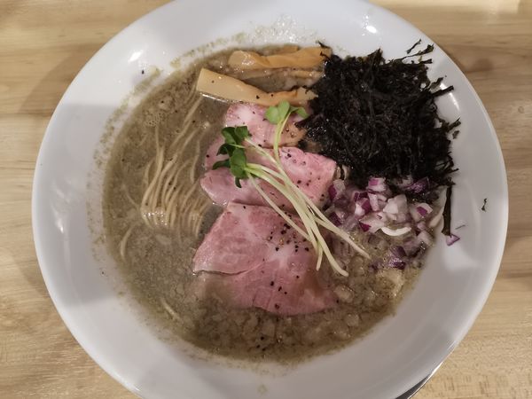 「背脂煮干し」@麺屋 日出次の写真