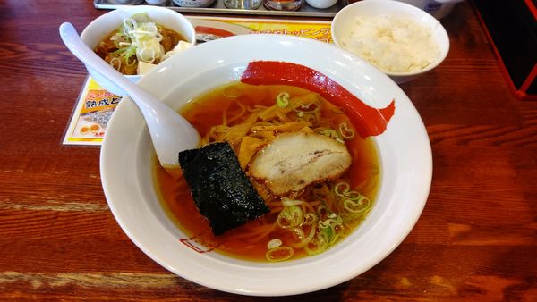 「醤油ラーメン(太麺)&もつ煮セット800円」@ラーメン&らーめん一代元 白岡店の写真