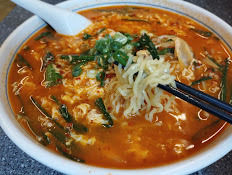 「辛(しん)ラーメン(900)　※駐車場情報」@龍巳飯店の写真