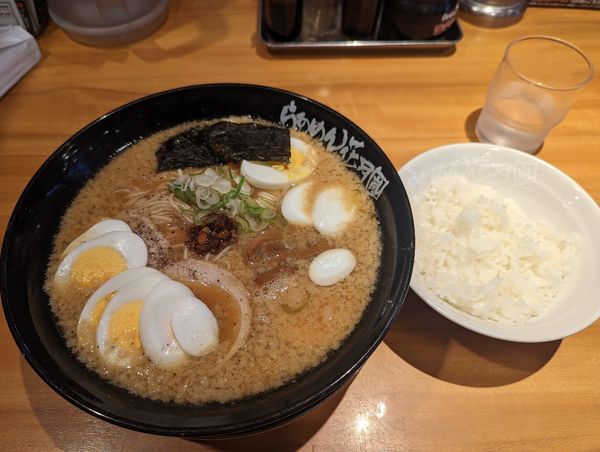 「嵐げんこつラーメン・スライスたまご・ライス」@らあめん花月嵐 中延店の写真