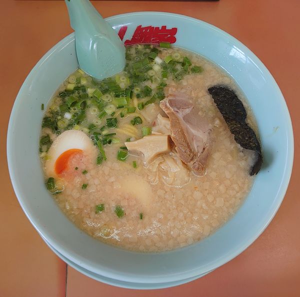 「プレミアム塩とんこつ(910円)」@ラーメン山岡家 上尾店の写真