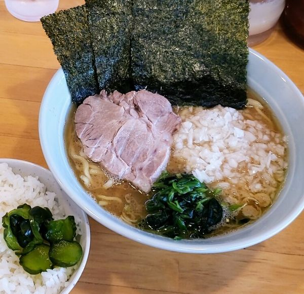 「ラーメン（にんにく醤油）６７０円＋玉ねぎ ５０円＋無料ライス」@横浜家系ラーメン みと家の写真