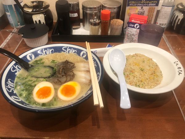 「煮たまごらーめん＋焼めし」@博多らーめん ShinShin 天神本店の写真