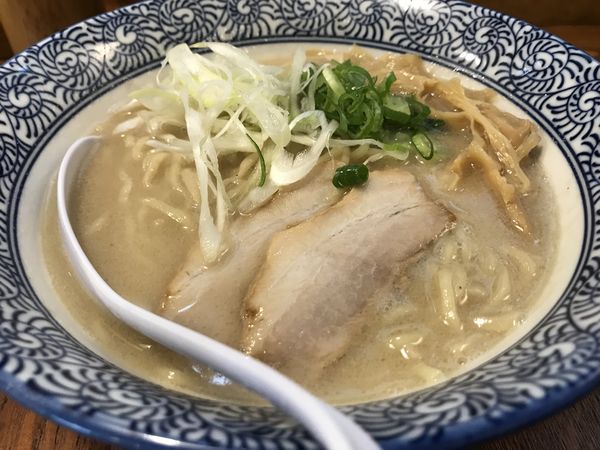 「貝だし豚骨ラーメン塩」@炭火串焼き・ラーメン にのまえの写真