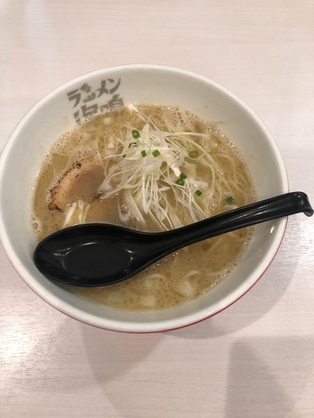 「とんこつラーメン」@ラーメン海鳴 福岡空港店の写真