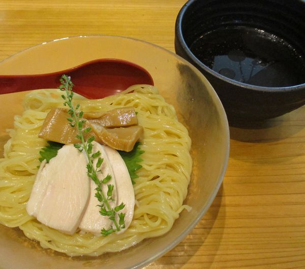 「＜夏の焼きあご麺＞モロヘイヤの和風つけ麺（並）　950円」@焼きあご塩らー麺  たかはし 歌舞伎町店の写真
