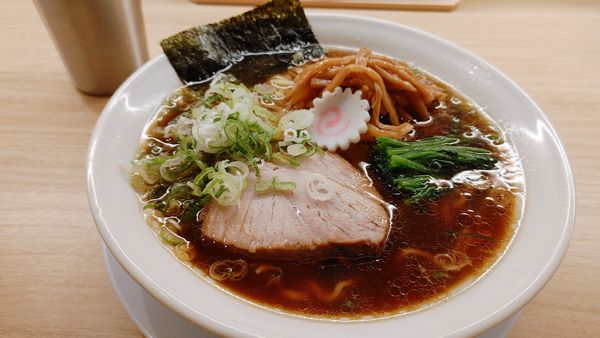 「醤油ラーメン・大盛・メンマ・薬味ネギ ￥1,000」@長岡食堂 東京ラーメン横丁店の写真