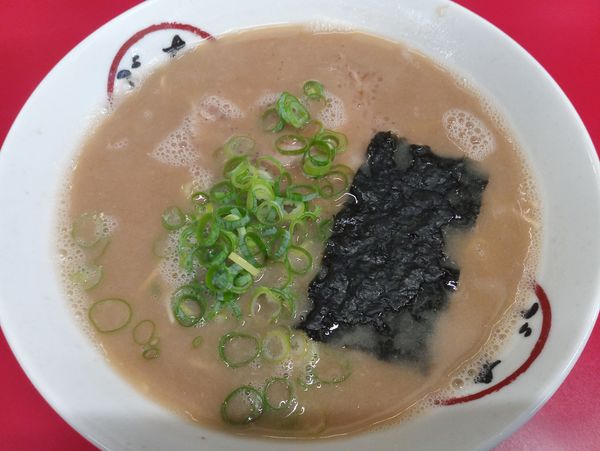 「ラーメン680円(麺普通、平日替え玉無料でバリカタ)」@とんこつラーメン 豚のむらの写真