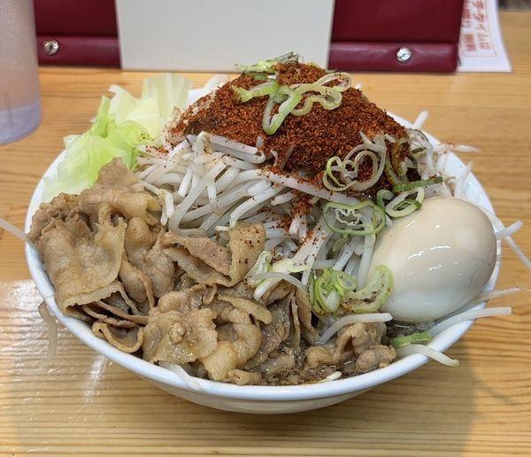 「味玉紅の豚 野菜中増し 大辛」@らーめん 八幡屋の写真