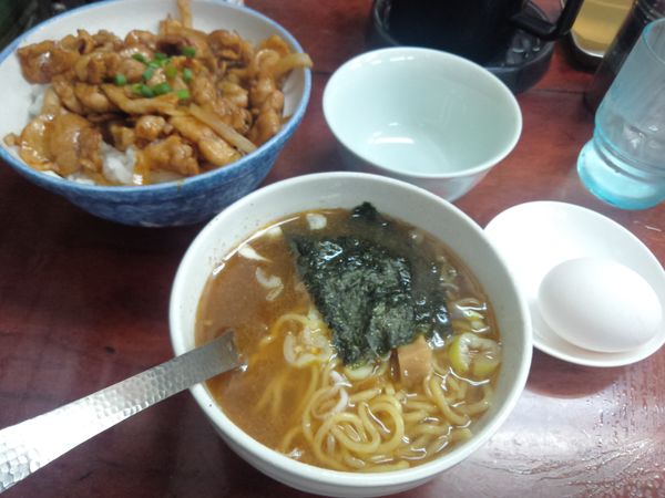 「Aランチ　カレー風焼肉丼半ラーメン生卵　７５０円」@まぐろラーメン 大門の写真