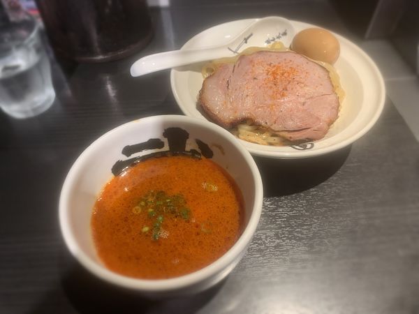 「赤つけ麺（並￥900）＋味玉（￥150）」@麺屋武蔵 武骨相傳の写真