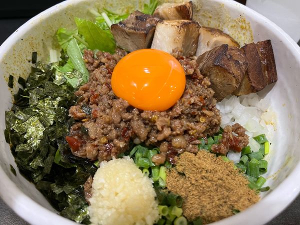 「台湾カレーまぜそば サイコロチャーシュー増」@てっぺん 上小田井分店の写真